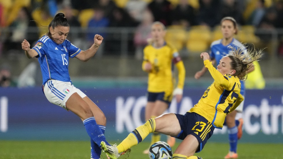 Elin Rubensson lägger inga fingrar emellan under VM. Här delar hon ut en tackling under 5–0-matchen mot Italien i gruppspelet.