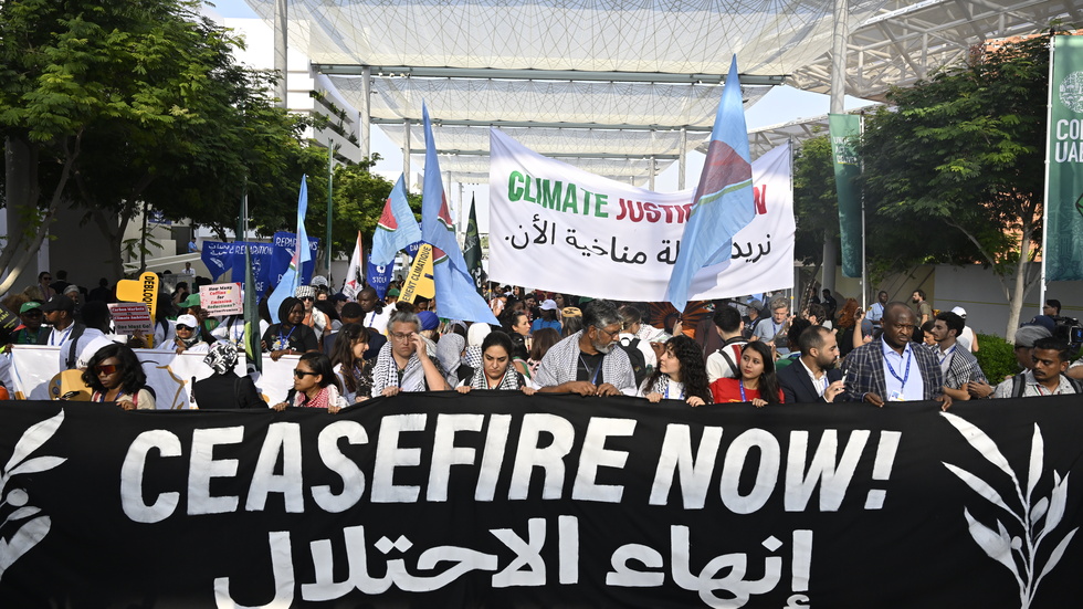 Uppmaningar till vapenvila i Gaza under en klimatprotest på COP28 i Dubai.