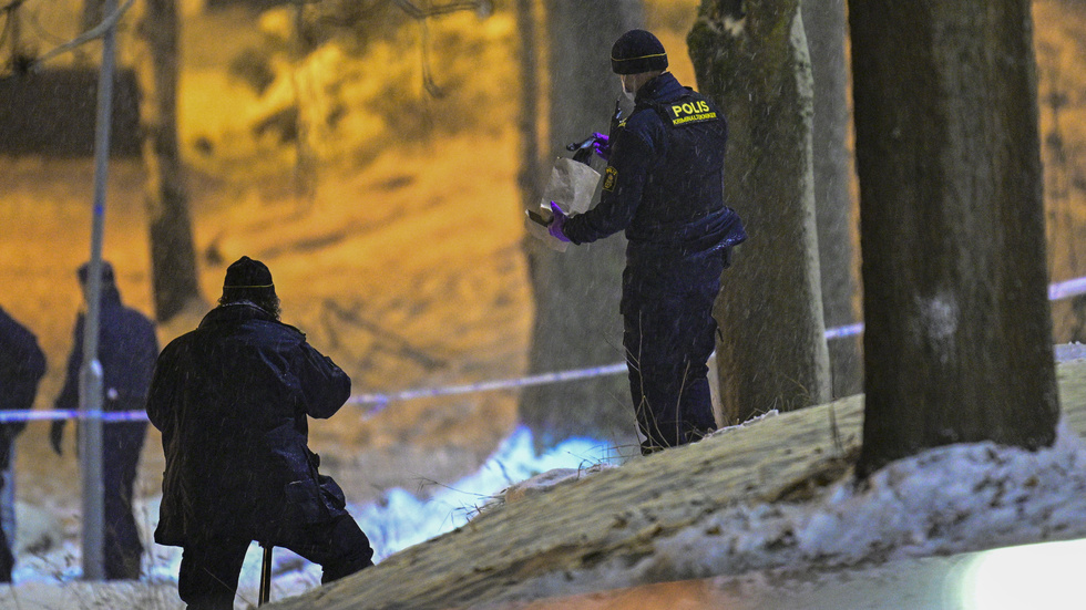 Polisens tekniker arbetar på plats i Hovsjö efter lördagens skottlossning i Södertälje.