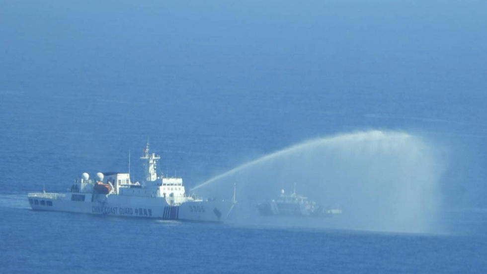Ett kinesiskt fartyg använder vattenkanon mot ett filippinsk båt på väg mot Scarboroughrevet i en incident som utspelades på lördagen.