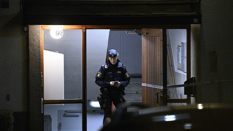 Polis på plats i Sköndal söder om Stockholm efter skjutning mot en lägenhet tidigt på fredagsmorgonen.