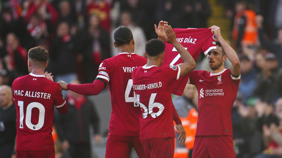 Liverpools Diogo Jota höll upp lagkamraten Luis Díaz tröja efter sitt 2–0-mål.