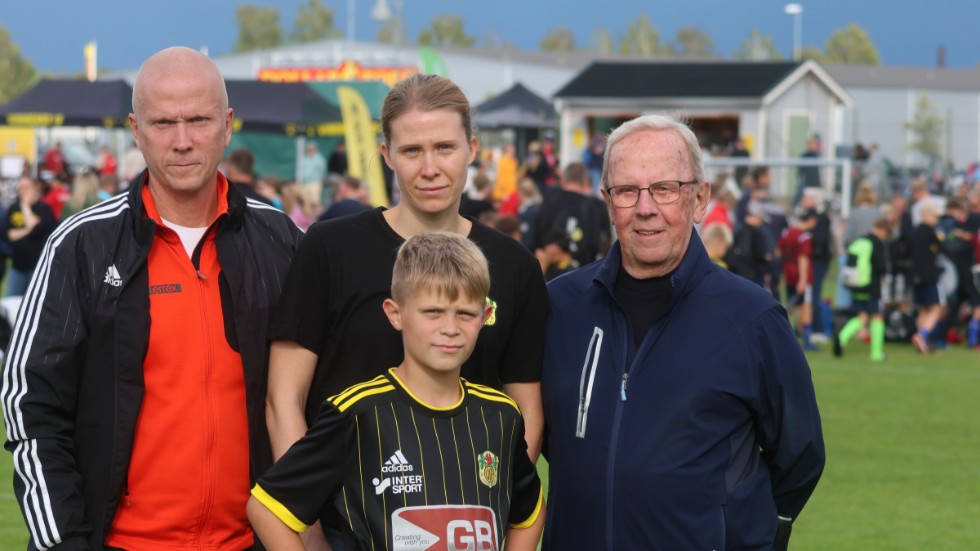 Fyra generationer Bullerby Cup. Tryggve Ericsson till höger var med och startade turneringen 1977 och har fått följa sonen Håkan, sondottern Hanna och barnbarns-barnet Olle spela i cupen. 