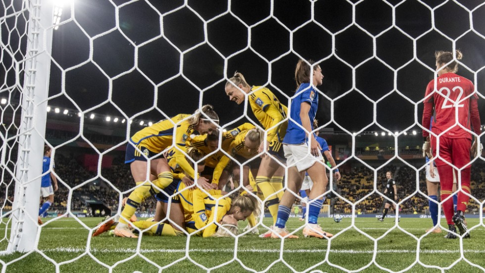 Svensk glädjehög efter att Amanda Ilestedt nickat in Jonna Anderssons hörna till 1–0 i lördagens VM-match mot Italien.