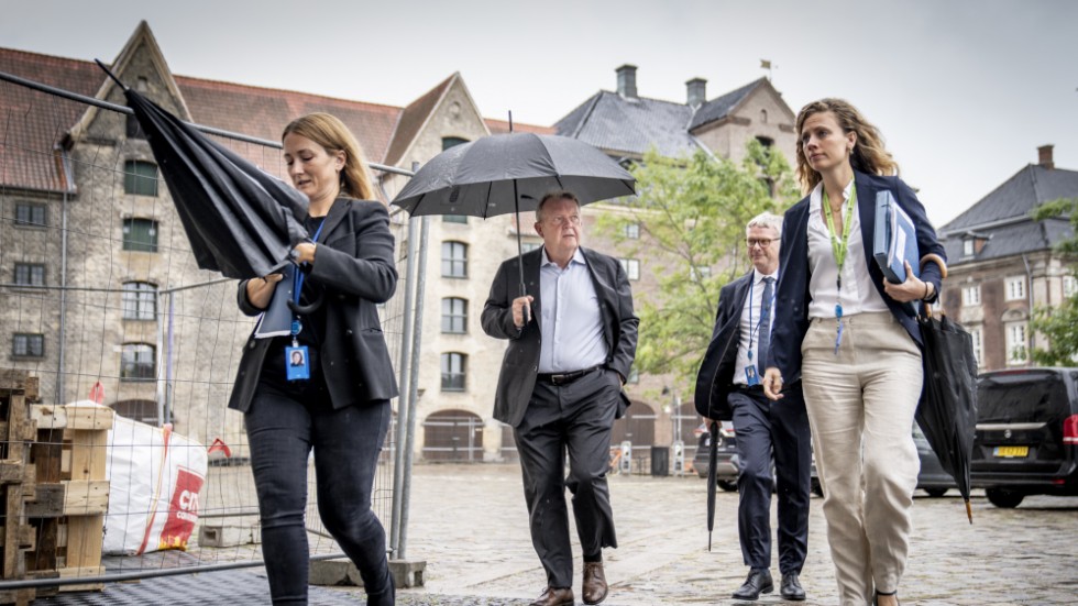 Danmarks utrikesminister Lars Løkke Rasmussen på väg in till dagens möte i folketinget i samband med den senaste tidens koranbränningar.