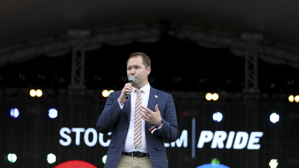 Pridechefen Fredrik Saweståhl under invigningen av 2022 års Pridefestival i Pride Park på Östermalms IP i Stockholm. Arkivbild.