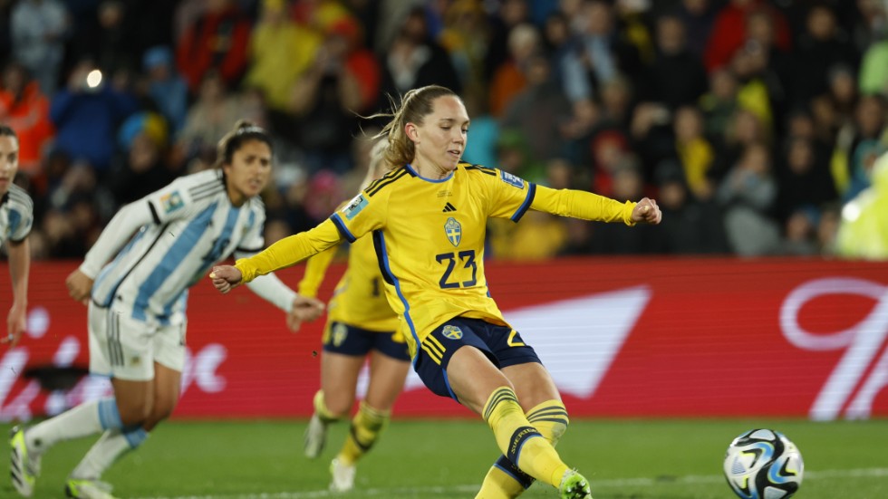 Elin Rubensson gjorde 2–0 på straff i gruppspelsmatchen mellan Sverige och Argentina på Waikato stadium. Arkivbild.