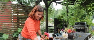 Madelene, 39, har ett blomsterhav i sin trädgård