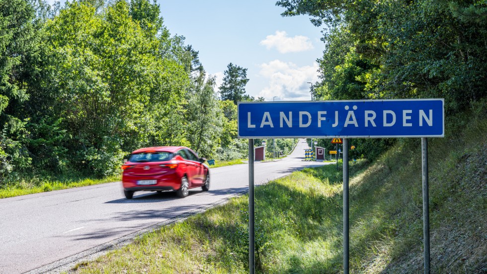 Vägskylt till Landfjärden nära Ösmo i Nynäshamns kommun söder om Stockholm. I närheten hittades en 15-årig pojke död i en skogsdunge i lördags.