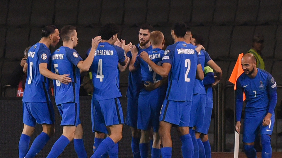 Azerbajdzjans spelare firar ett av målen mot Sverige i Baku.