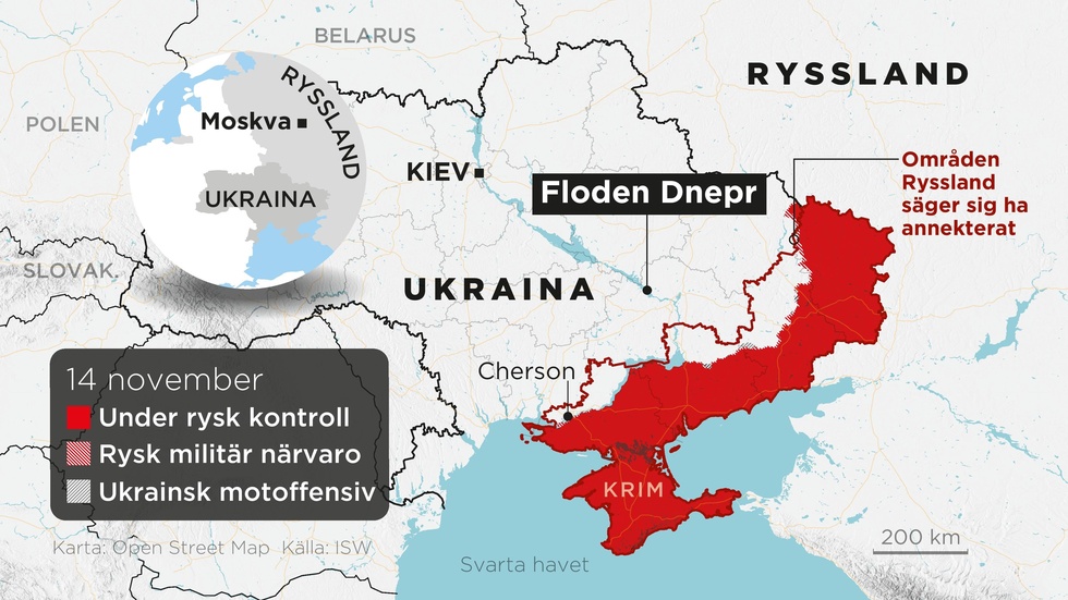 Områden under rysk kontroll, områden med rysk militär närvaro, ukrainska motoffensiver samt annekterade områden t o m den 14 november. Floden Dnepr löper genom Ukraina och i det delvis ockuperade länet utgör det i praktiken frontlinjen.