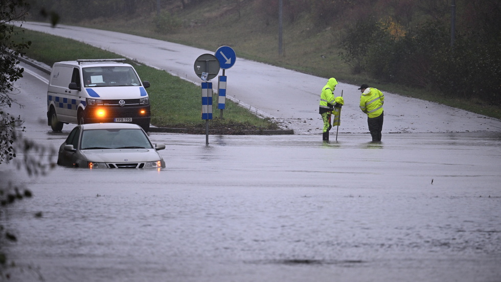 Flera fordon fastnade i vattnet på den översvämmade Kronetorpsvägen under E22 i Arlöv under torsdagsmorgonen.