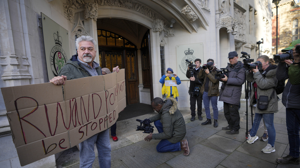 Demonstranter utanför Storbritanniens högsta domstol i London på onsdagen.
