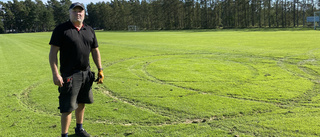 Fotbollsplan i Västervik skadad efter buskörning