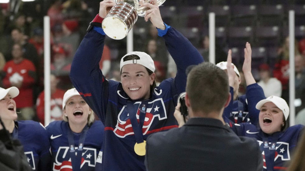 USA:s Hilary Knight, som lyfter VM-bucklan, och damhockeyns övriga stjärnor kan se fram emot starten av den nya damligan i Nordamerika.