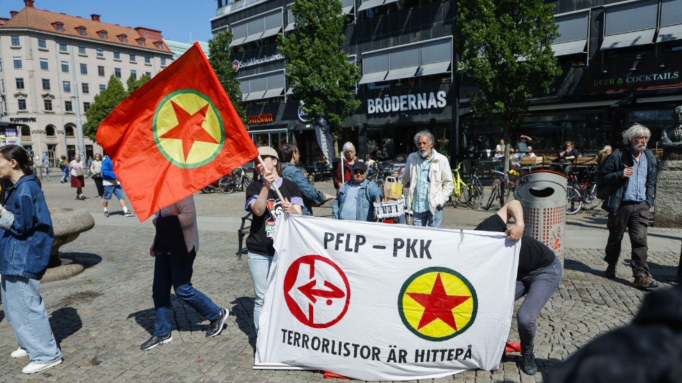 Det finns anledningar till att det kan dröja innan Sverige är fullvärdiga medlemmar i Nato, menar debattören. På bilden nätverket Allians mot Nato under en manifestation i Göteborg till stöd för demokratiska krafter i Turkiet och mot ett svenskt Natomedlemskap.