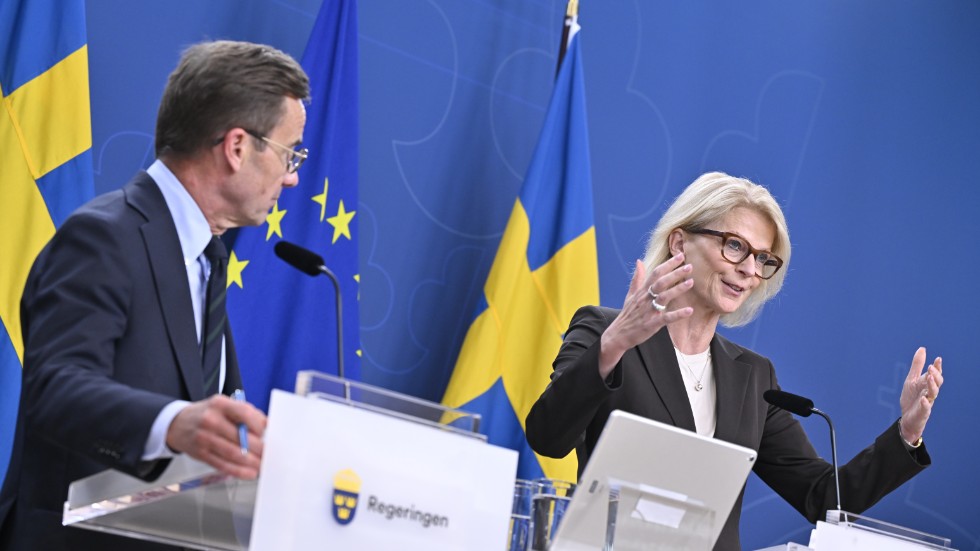 Finansminister Elisabeth Svantesson (M) både tar och ger.  
