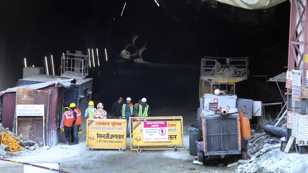 Räddningspersonal och säkerhetspersonal vid ingången till tunneln som rasade den 12 november. Bilden togs i fredags.
