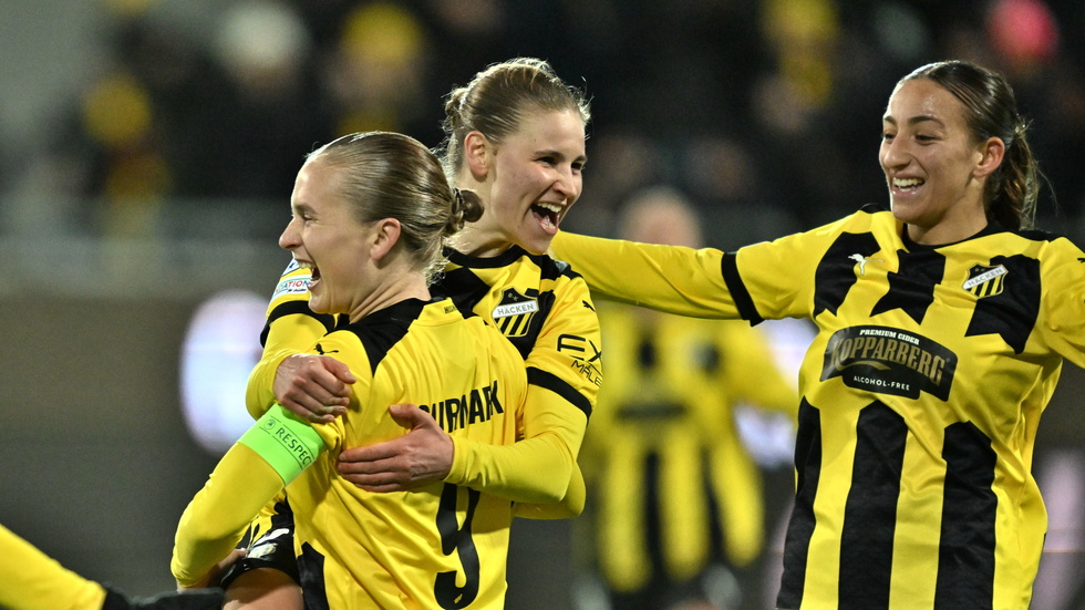 Katariina Kosola gratuleras av Filippa Curmark och Rosa Kafaji efter sitt 2–1-mål.