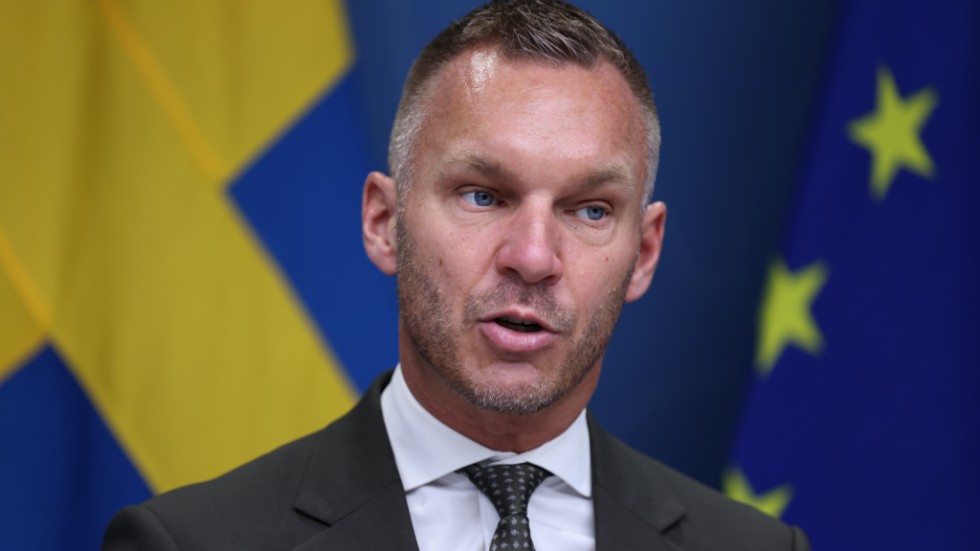 Civilminister Erik Slottner (KD) vill se över vilka myndigheter som kan avskaffas. Arkivbild.