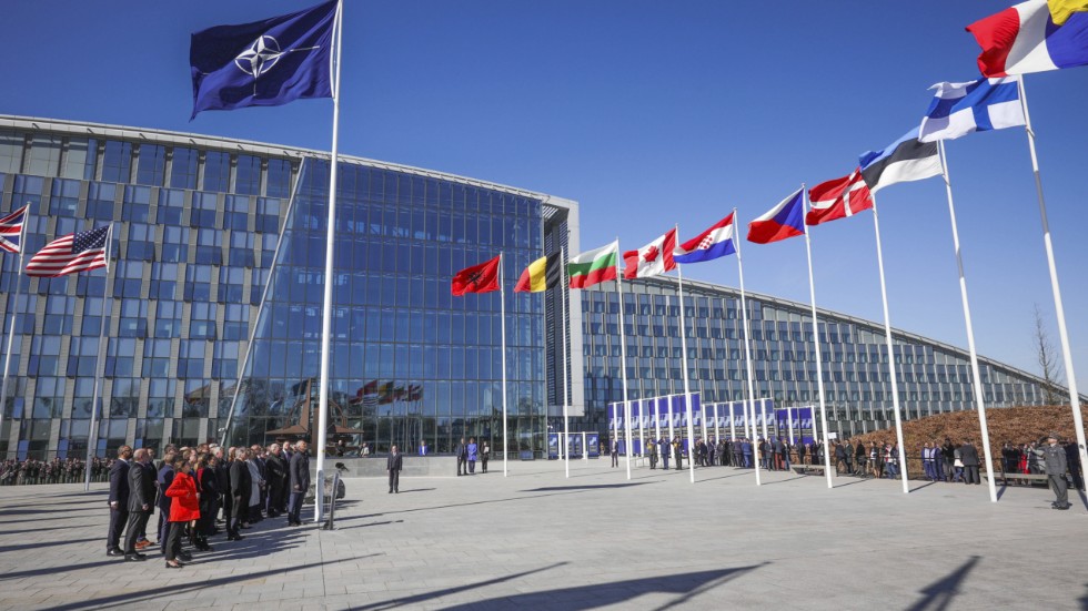 Den 4 april förra året hissades Finlands flagga utanför Natos huvudkvarter i Bryssel. Den 11 mars i år är det Sveriges tur. Äntligen!