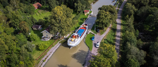 Här slussar unika båten i Göta kanal: "Väldigt tajt"