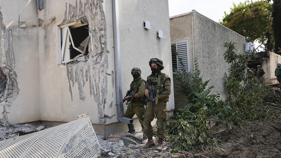 Israeliska soldater vaktar på den israeliska kibbutzen Kfar Azza där flera israeler dödades och togs gisslan under terrorstämplade Hamas attack. Arkivbild.