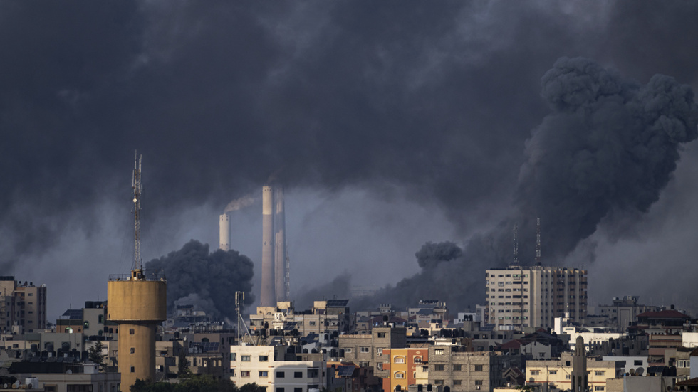 Rök stiger efter en israelisk luftattack i Gaza stad.