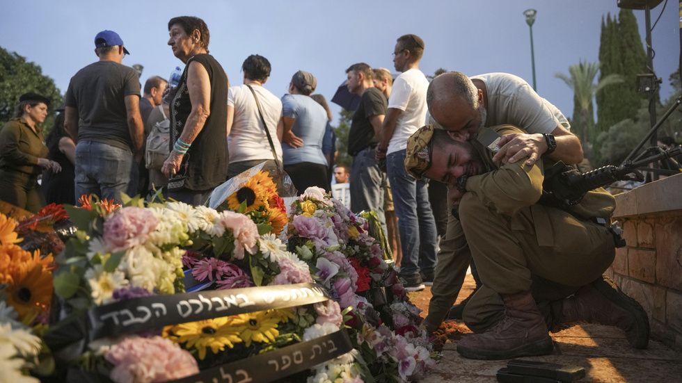 Anhöriga till israelen Ilai Bar Sade sörjer vid hans begravning på en militär kyrkogård i Tel Aviv. Bar Sade bodde i en liten stad nära Gazaremsan och dödades av Hamasmilis i lördags, då den terrorstämplade rörelsen inledde sitt anfallskrig mot Israel.