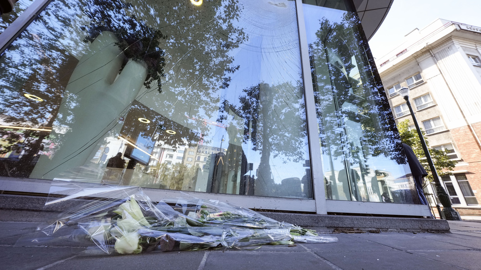 Blommor vid attentatsplatsen i Bryssel.