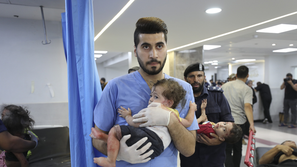Palestinska barn som skadats i israeliska anfall bärs in på Shifa Hospital i Gaza City under onsdagen.