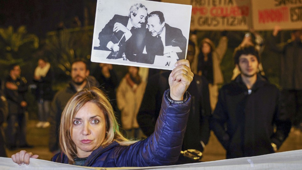 En numera ikonisk bild på Giovanni Falcone och Paolo Borsellino som visas under en demonstration i Palermo efter att Messina Denaro gripits i januari.