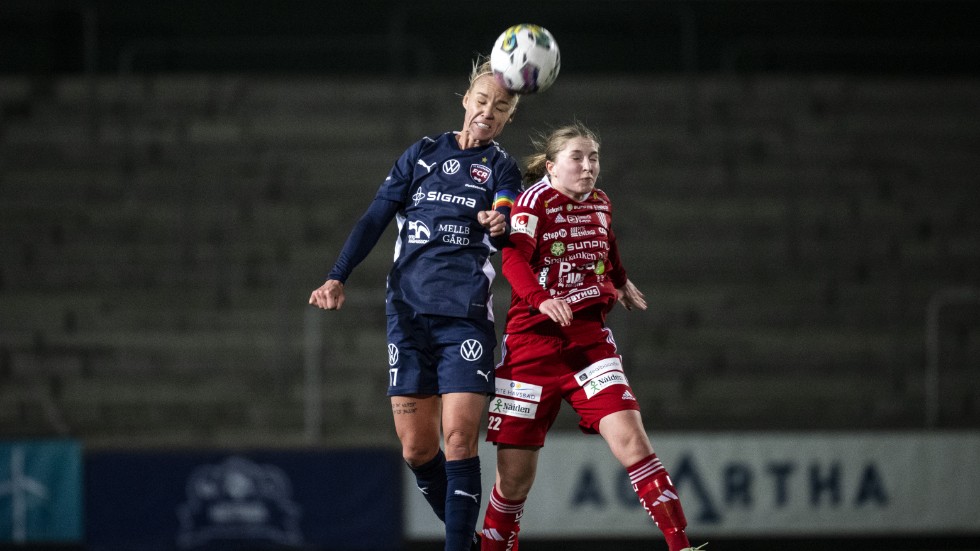 Rosengårdsstjärnan Caroline Seger och Piteås Hanna Andersson i kamp om bollen. Malmöklubben har åtta SM-guld sedan 2010 och Piteå har ett SM-guld (2018). Arkivbild.