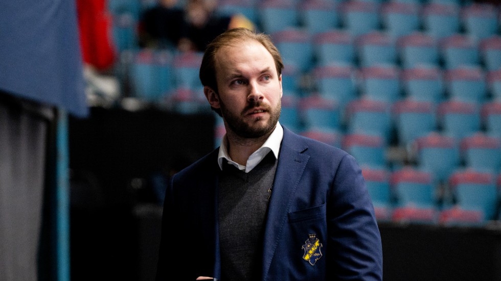 Förra säsongen var Christoffer Malm sportchef i AIK. Nu styr han i Kristianstad som tvångsdegraderas till hockeyettan. I premiären möter man Vimmerby. 