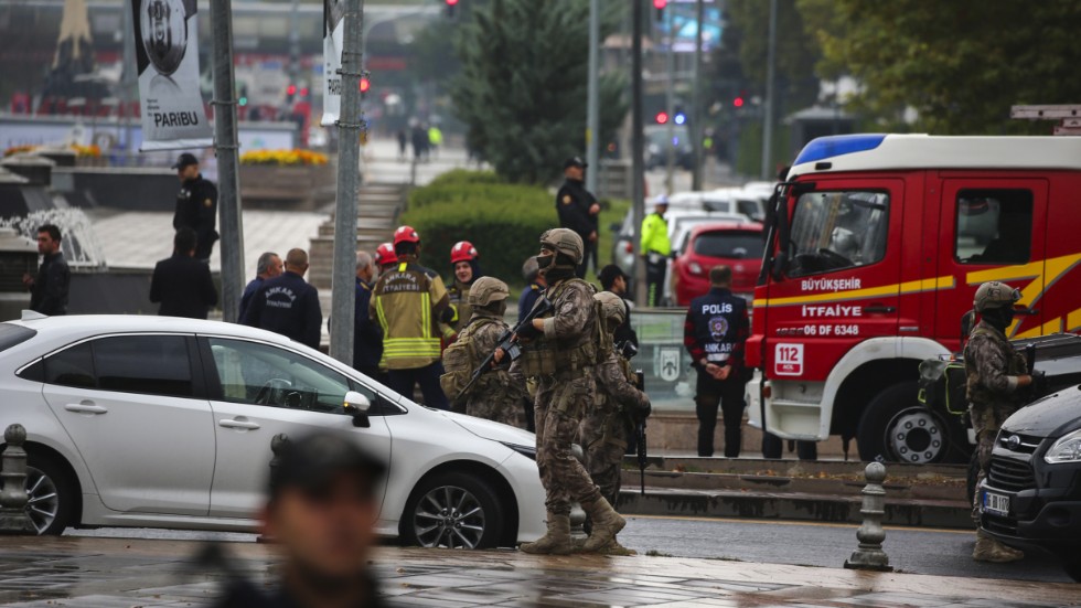 Säkerhetsstyrkor spärrar av ett område vid inrikesdepartementet i Turkiets huvudstad Ankara efter ett självmordsdåd.