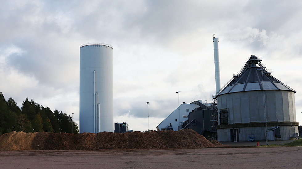 Bränslet till kraftvärmeverket på Tallholmen har skenat i pris. Nu måste Vemab ta igen kostnadsökningen med en kraftig prishöjning på fjärrvärme nästa år för att klara att hålla verksamheten i ekonomisk balans och leverera avkastning till kommunen.