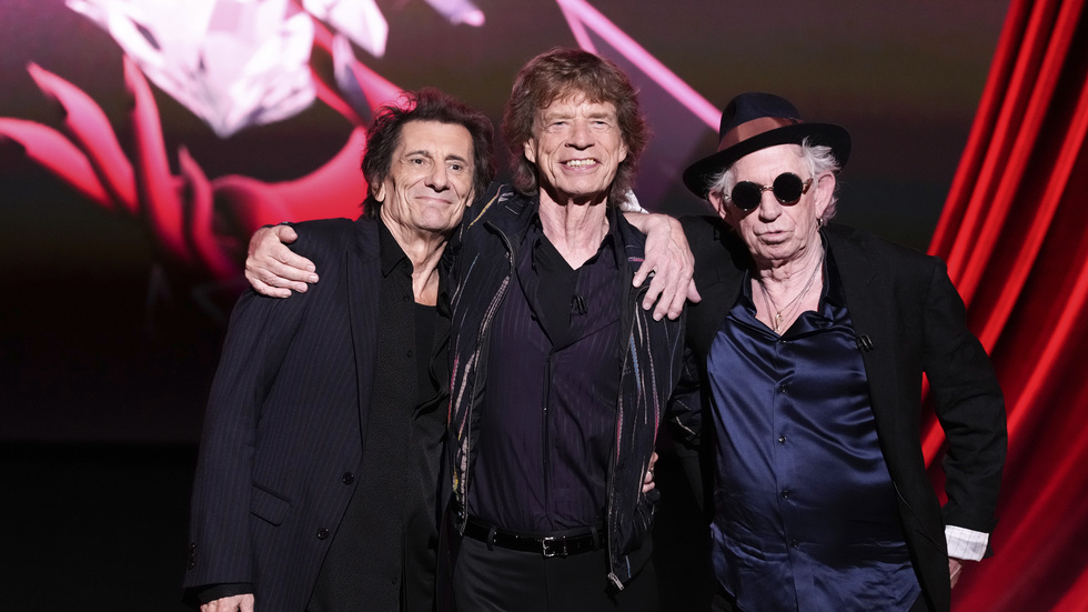 Ronnie Wood, Mick Jagger och Keith Richards poserar under en presskonferens för Rolling Stones nya album "Hackney diamonds". Rockbandet har hållit på längre än de flesta – hemligheten är sociala relationer, enligt en expert på åldrande. Arkivbild.