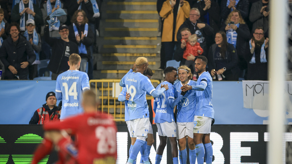 Malmö FF slog Varberg med 5–0 på hemmaplan och tog över serieledningen i allsvenskan.