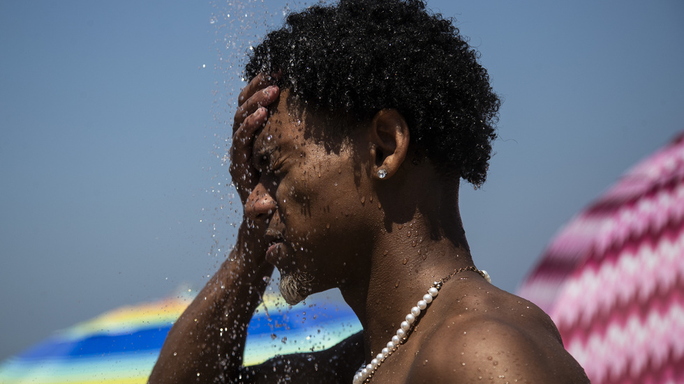 En man försöker svalka sig under en värmebölja i Rio de Janeiro i Brasilien i slutet av september.