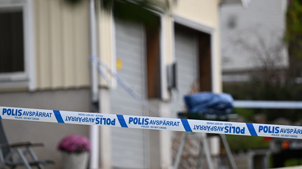 Polisen har spärrat av en fastighet i Alingsås i samband med sökandet efter en 15-årig pojke som varit försvunnen sedan i måndags kväll.