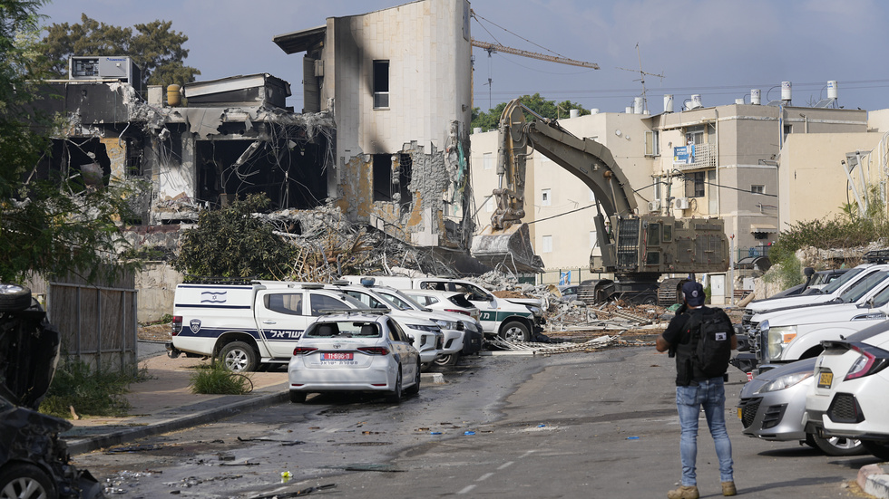 Israeler bevittnar förstörelsen i Sderot efter Hamas attacker.