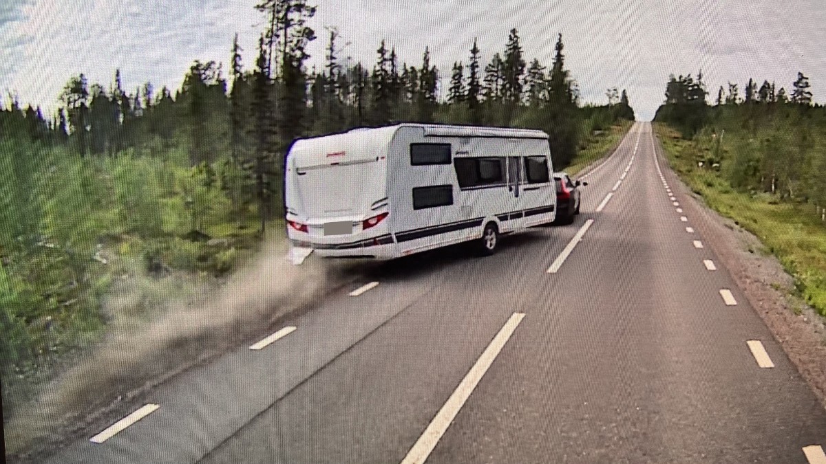 Husvagnsekipage nära att köra av vägen