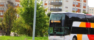 Larmet ljöd på bussen: Föraren klev av – passagerarna blev kvar