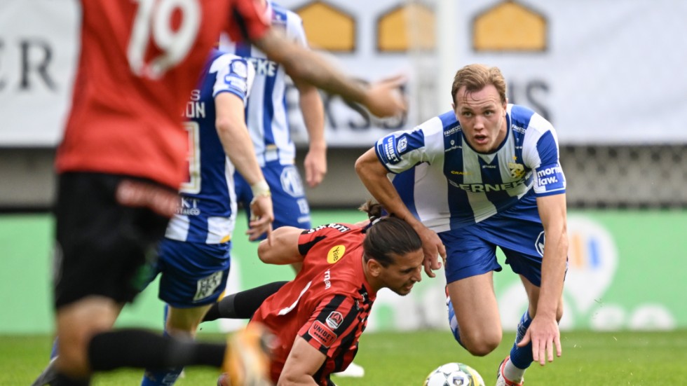IFK Göteborgs Adam Carlén får Brommapojkarnas Nikola Vasic på fall i det allsvenska bottenmötet.