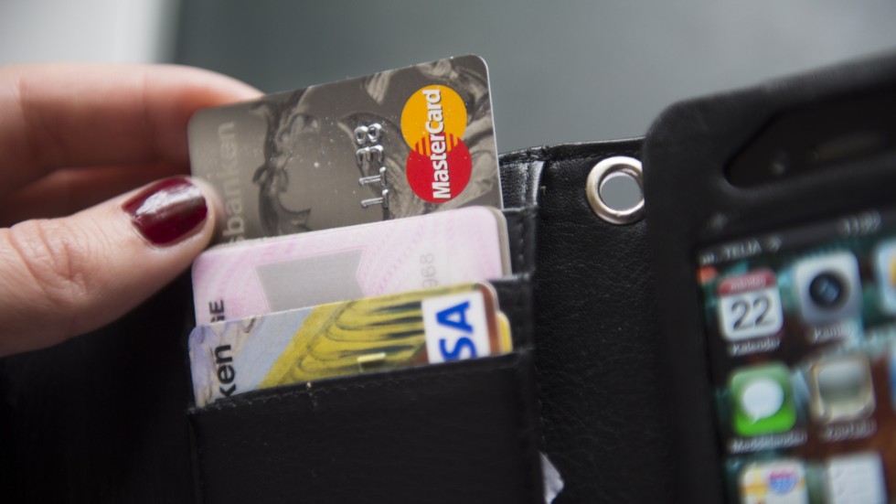 Ung kvinna har gjort en polisanmälning efter att någon okänd har blippat hennes borttappade bankkort. 


