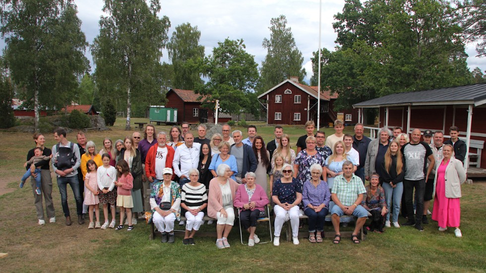 Nästan hela släkten samlad på bild. Släktträffen i Målilla hembygdspark blev lite av en höjdpunkt på sommaren för släktingarna, som till vardags är spridda över hela södra Sverige.