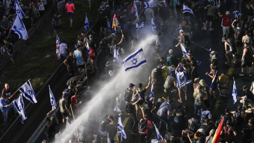 Israelisk polis avfyrar vattenkanoner mot demonstranter i i Jerusalem.