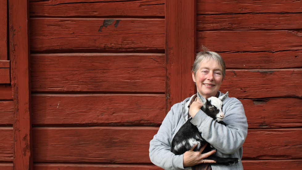 Kristina Lindelöf, ägare till Ingebo Hagar, med tre veckor gammal killing.