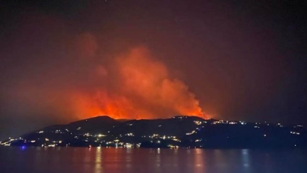 Rökmoln över Korfu.
