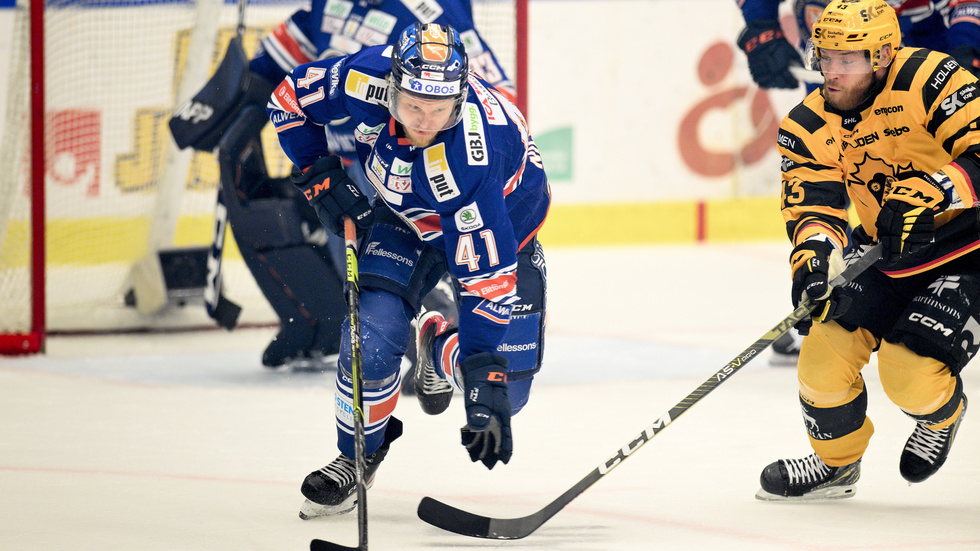 Växjös Ludvig Nilsson, till vänster, stängs av i fyra matcher. Arkivbild.